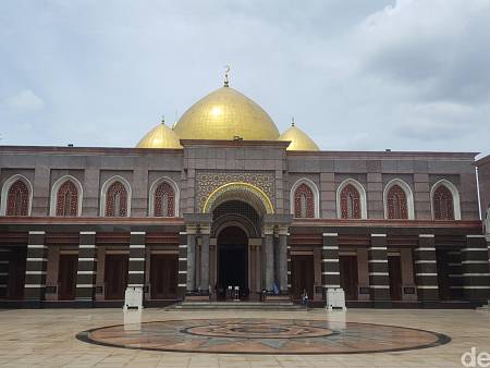 Menikmati Akhir Pekan di Dian Al-mahri Mosque