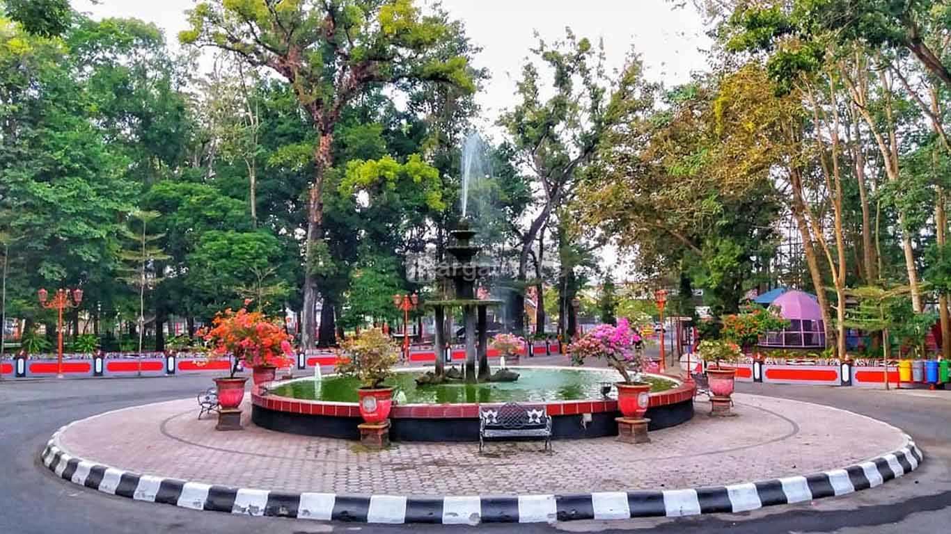 Tempat Wisata Kebon Rojo Park